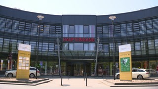 Der Haupteingang des Krankenhauses Links der Weser in Bremen. 