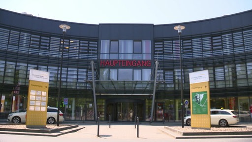 Der Haupteingang des Krankenhauses Links der Weser in Bremen. 