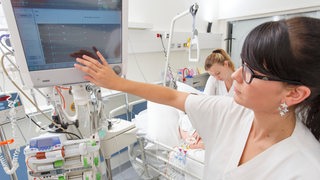 Eine Krankenschwester an einem kardiologischen Überwachungsdisplay in einer Klinik (Archivbild)