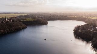 Der Kreidesee, der zu allen Jahreszeiten von Tauchern besucht wird (Luftaufnahme mit einer Drohne).