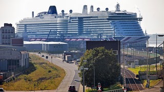 Ein Kreuzfahrtschiff liegt am Kreuzfahrtterminal des Columbus-Cruise-Center auf der Columbuskaje.