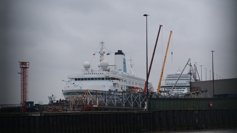 Die Schiffe "MS Deutschland" und "Mein Schiff 1" an der Columbuskaje in Bremerhaven