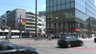 Viel Verkehr am an der Kreuzung Obernstraße und Am Brill