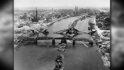 Ein Luftbild von zerstörten Brücken in Bremen.