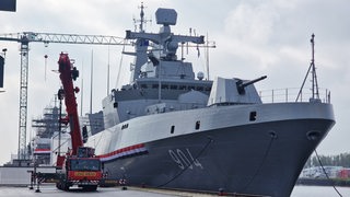 Ein ägyptisches Kriegsschiff liegt im Hafen