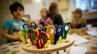 Kinder spielen in einer Kindergruppe.