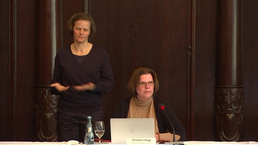 Wirtschaftssenatorin Kristina Vogt (Linke) mit Gebärdendolmetscherin