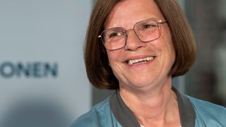 Kristina Vogt, Spitzenkandidatin der Linken in Bremen, mit einem Lächeln