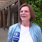 Linken-Spitzenkandidatin Kristina Vogt gibt ein Interview nach der Stimmabgabe bei der Bürgerschaftswahl. 