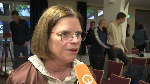 Wirtschaftssenatorin Kristina Vogt von Die Linke im Interview mit buten un binnen auf einem Parteitag