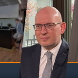 Collage. Vorn rechts: Älterer Herr mit Brille und Krawatte. Links: Aufschrift "Felix Krömer fragt Daniel Heinke"