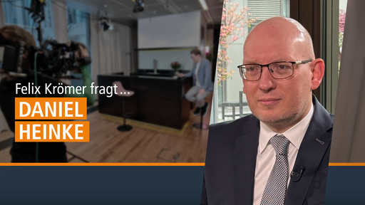 Collage. Vorn rechts: Älterer Herr mit Brille und Krawatte. Links: Aufschrift "Felix Krömer fragt Daniel Heinke"