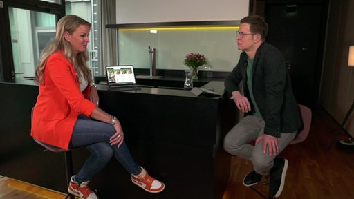 Zu sehen ist Felix Krömer im Talk mit Silke Müller.