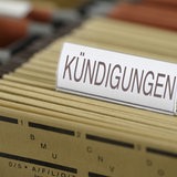 Auf einer Akte steht das Wort "Kündigungen".