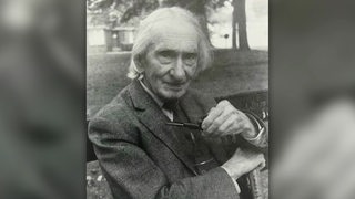 Eine schwarz-weiß Porträtaufnahme des Künstlers Clifford Holmead Phillips