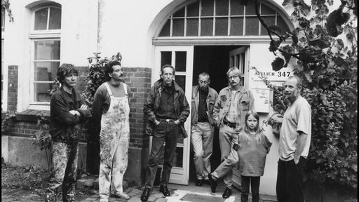 Ein altes Foto in schwarz weiß. Es zeigt einige der Bewohner Bremens erster und einziger Künstlerkolonie in der Nordstraße 347. Sie stehen vor dem Eingang ihres Ateliers.