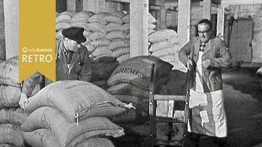 Zwei Lagerarbeiter mit Säcken und Karre