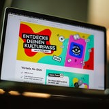 Ein Tablet mit dem Portal für Kulturpässe