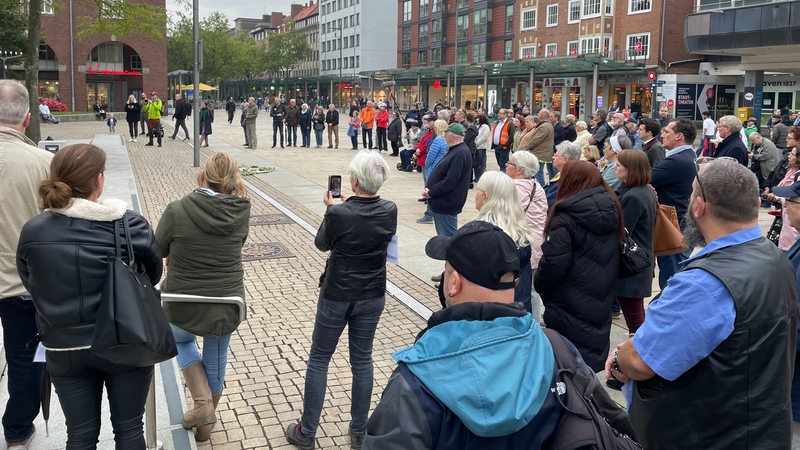 Vor der Großen Kirche in der Innenstadt Bremerhavens wurde den Opfern des Angriffs in Israel gedacht.