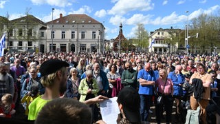 Hunderte Menschen demonstreiren in der Oldenburger City
