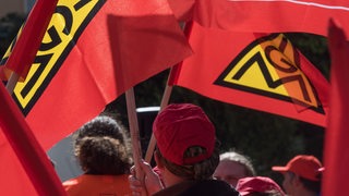 Fahnen der IGM werden von demonstrierenden Metallarbeitenden geschwenkt