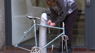 Ein silberner Penis als Fahrradständer, ein Objekt der Künstlerin Liz Kraft aus Kalifornien.