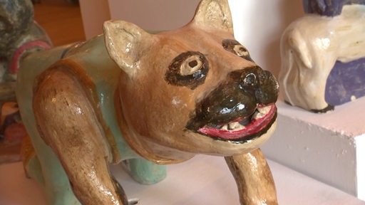 Es ist eine Hunde Skulptur bei der Kunstausstellung im Haus Kränholm zu sehen.