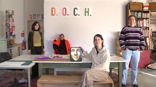 Zu sehen sind vier Künstlerinnen des Frauenkollektivs D.O.C.H. in ihrem Artellier