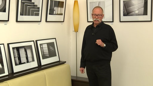 Claus Hermann Bartels vor seiner Fotografie Ausstellung.