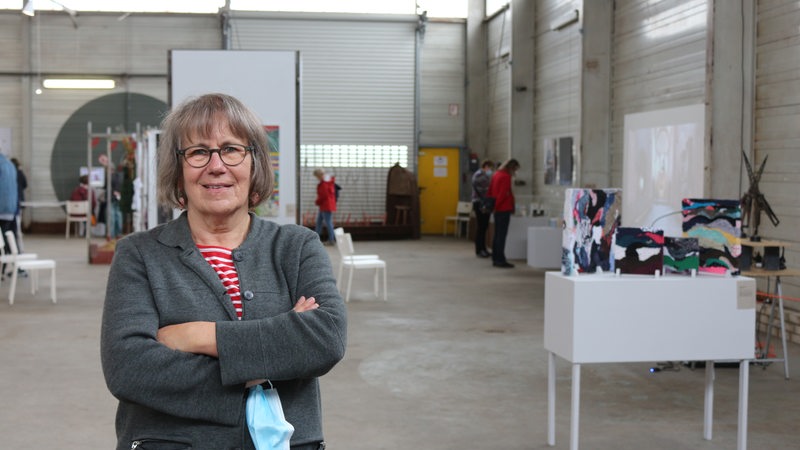 Kuratorin Elke Prieß steht in der Kunstausstellung