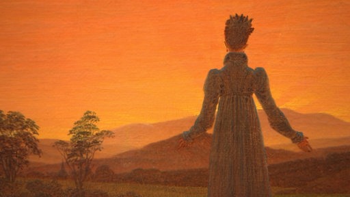 Auf einem Gemälde steht eine Frau auf einem Felsen und schaut in den Sonnenuntergang.