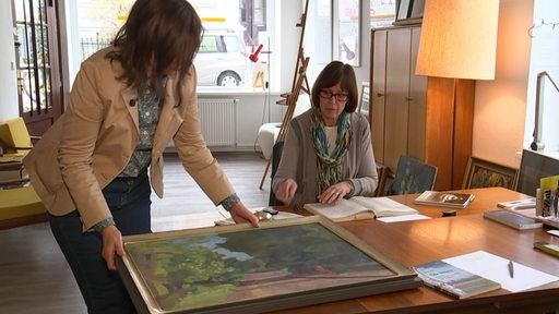 Die beiden Kunsthistorikerinnen Ulla Siegert und Christa Allen wertschätzen Kunstwerke. 
