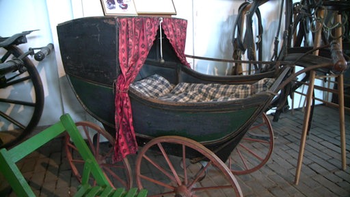 Eine Art Kutsche aus dem Kutschenmuseum in Lilienthal mit integriertem Kinderbett. 