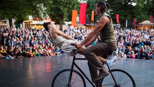 Vorführung mit Fahrradkunststücken im Rahmen der La Strada in Bremen