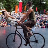 Akrobatik und Kunst bei dem Straßenfestival LA STRADA in Bremen