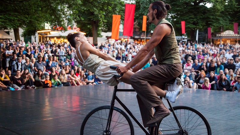 Akrobatik und Kunst bei dem Straßenfestival LA STRADA in Bremen