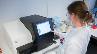 Eine biologisch-technische Assistentin startet die Sequenzierung von positiven PCR-Tests in der PCR-Analytik im Labor vom Niedersächsischen Landesgesundheitsamt