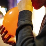 Ein Jugendlicher atmet durch einen Ballon Lachgas ein