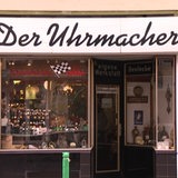 Es ist der Laden "Der Uhrenmacher" im Bremer Viertel zu sehen. 