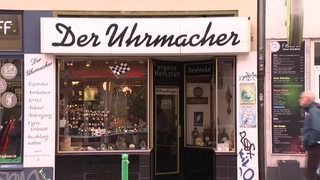 Es ist der Laden "Der Uhrenmacher" im Bremer Viertel zu sehen. 