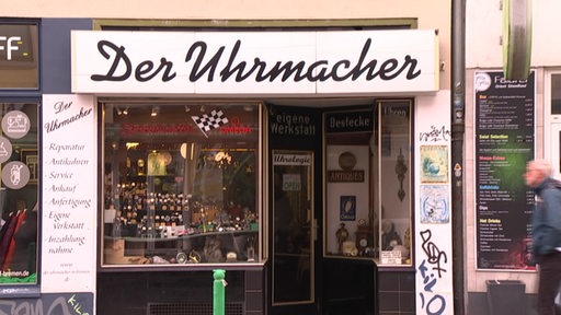 Es ist der Laden "Der Uhrenmacher" im Bremer Viertel zu sehen. 