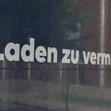 Schriftzug "Laden zu vermieten" in einem Schaufenster