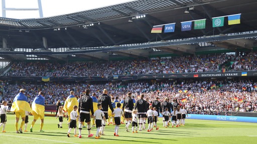 Die Nationalmannschaften der Ukraine und Deutschland laufen zum Länderspiel ins Weser-Stadion ein.