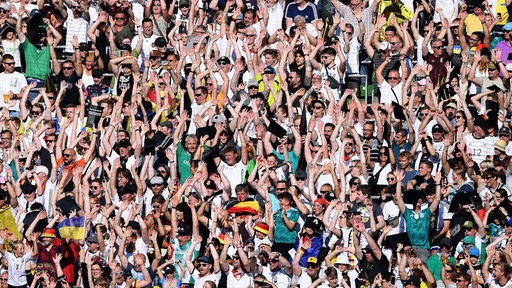Fans im Bremer Weser-Stadion starten in der Sommerhitze die Welle während des Länderspiels Deutschland gegen Ukraine.