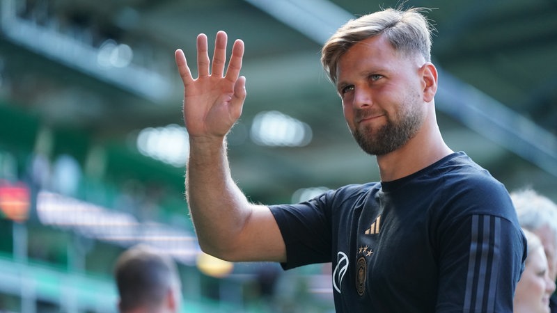 Werder-Spieler Niclas Füllkrug winkt im Nationaltrikot vor dem Länderspiel im Weser-Stadion.