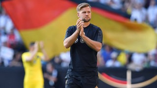 Niclas Füllkrug applaudiert enttäuscht auf dem Spielfeld den Fans nach dem Länderspiel im Weser-Stadion.