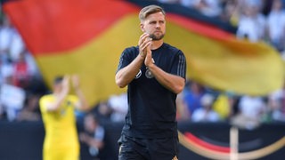Niclas Füllkrug applaudiert enttäuscht auf dem Spielfeld den Fans nach dem Länderspiel im Weser-Stadion.