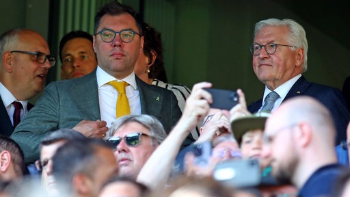 Botschafter der Ukraine Oleksij Makejew mit Bundespräsident Frank-Walter Steinmeier auf der Tribüne des Weser-Stadions beim Länderspiel.