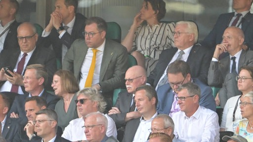 Blick auf die Ehren-Tribüne im Weser-Stadion während des Länderspiels, wo Bürgermeister Bovenschulte, der ukrainische Botschafer Makeiev, Bundespräsident Steinmeier und DFB-Präsident Neuendorf nebeneinander sitzen.
