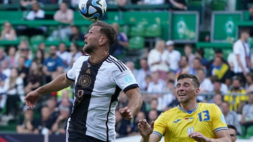 Niclas Füllkrug im Kopfball-Duell mit einem ukrainischen Gegner während des Länderspiels in Bremen.